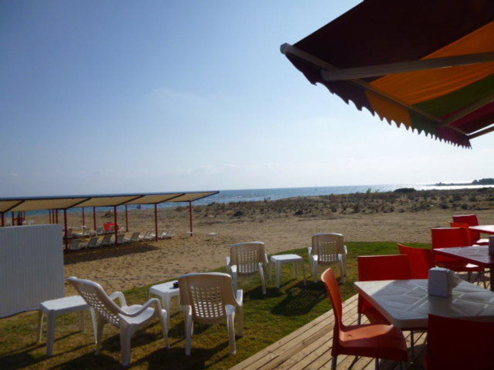 Strandbar Ramada Resort by Wyndham Side