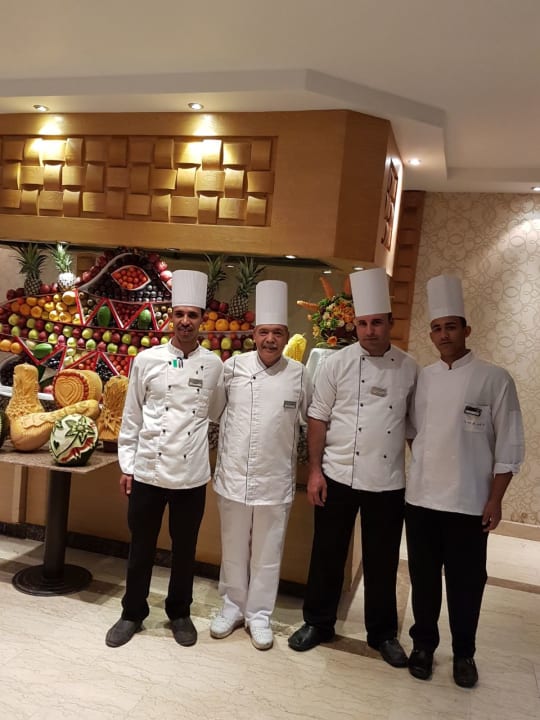 Chefkoch mit seinem Gefolge  Shams Prestige Abu Soma-Adults Only
