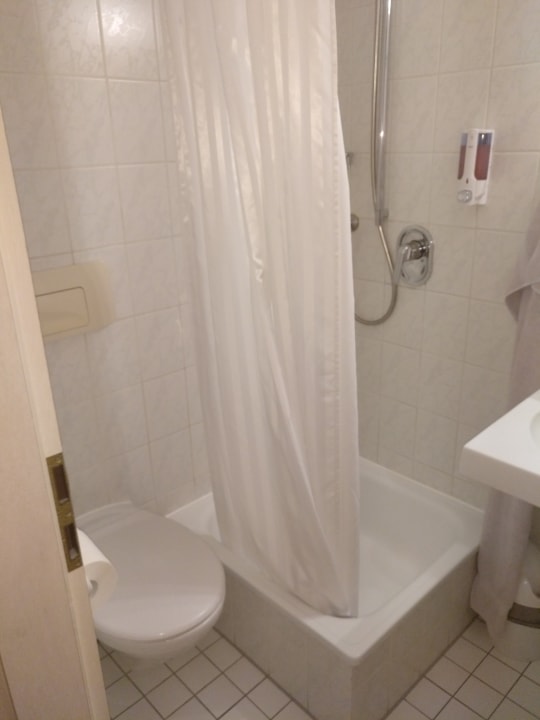 Bad extrem klein, Raum um Toilette sehr beengt. Hotel Zur Mühle