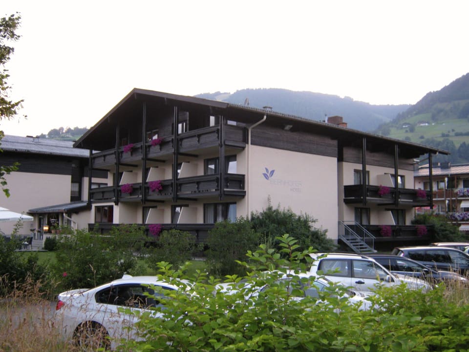 Von außen Dahoam by Sarina - Hotel & Suites