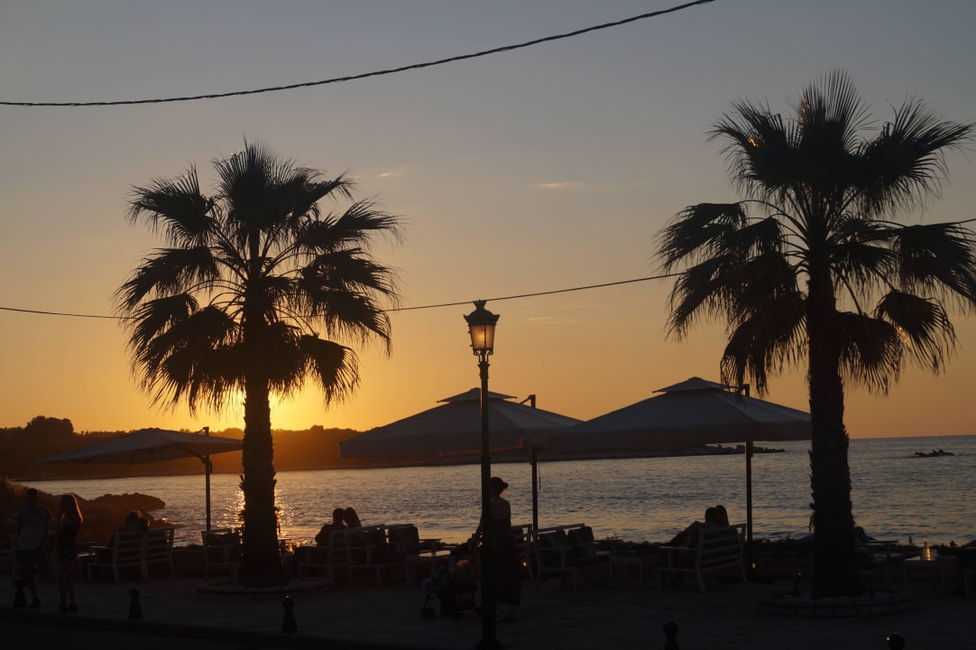 Sonnenuntergang am Restaurant Pyramid Hotel Mareblue Beach
