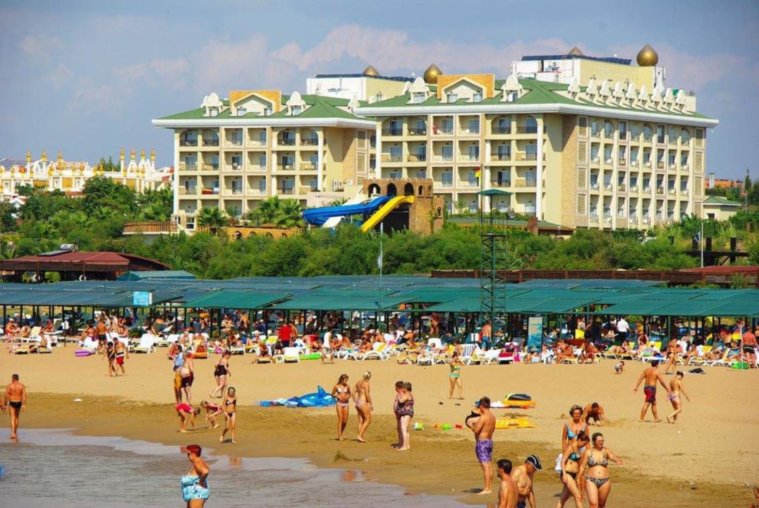 Beim Strandspaziergang Kamelya Aishen Club