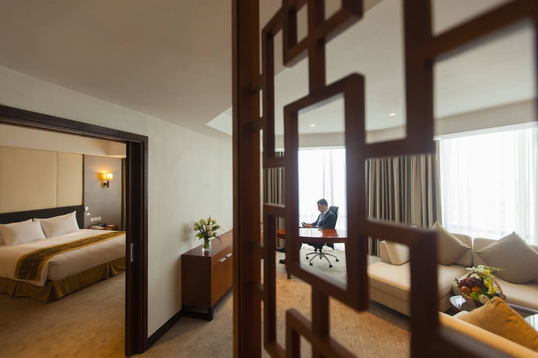 Corner suite - 68m2 Hotel Crowne Plaza West Hanoi