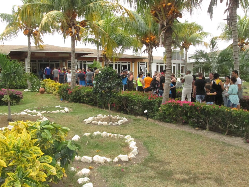 Anstehen zum Frühstück (20 min.) Melia Las Dunas