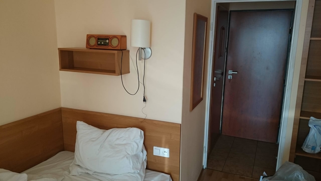 Wnętrze pokoju jednoosobowego Sanatorium Budowlani Szczawnica