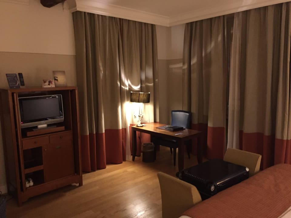 Geräumiges Zimmer, zentral und doch ruhig Grand Hotel de la Minerve