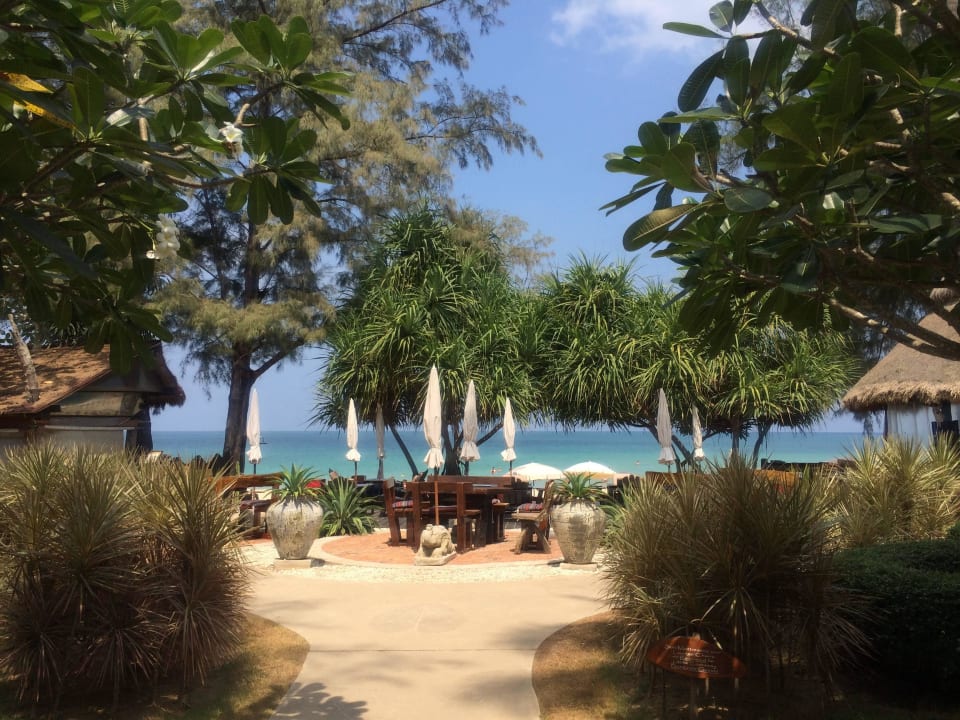 Restaurantbereich direkt am Strand Hotel Lanta Castaway Resort
