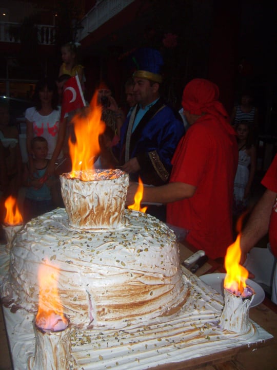 Обалденный торт-мороженное Holiday Park Resort