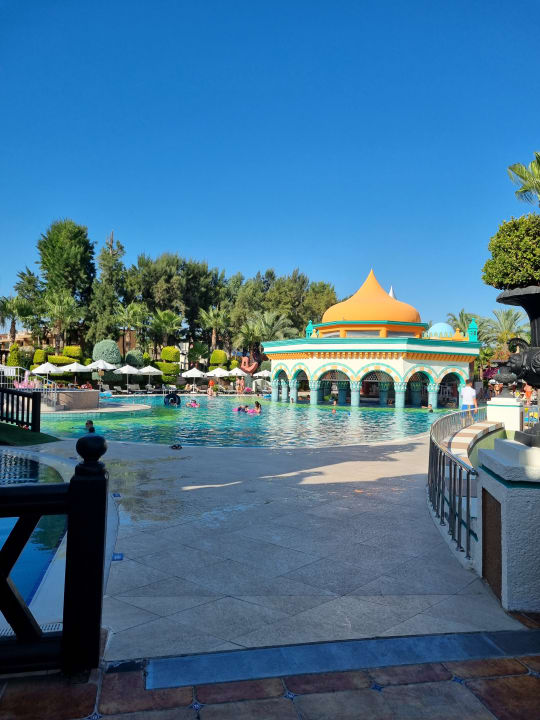 Pool Kamelya Aishen Club