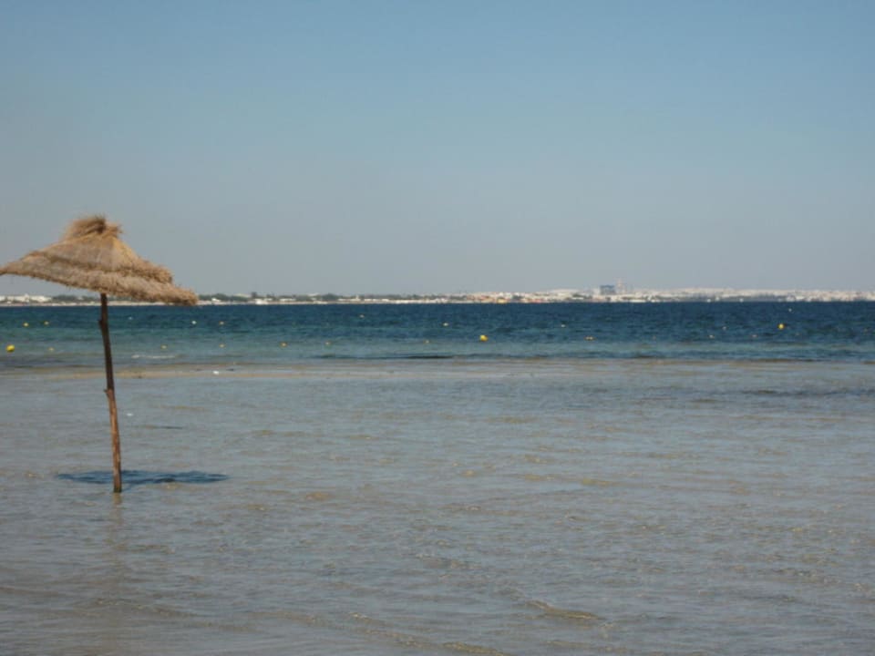 Schirm im Meer Hotel Rosa Beach