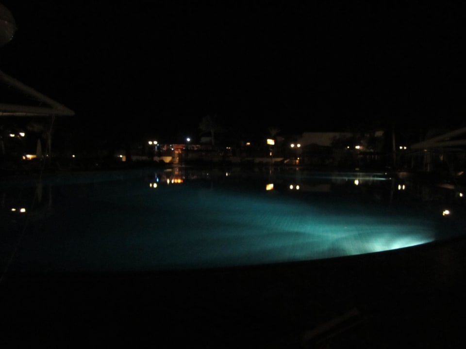 Pool bei Nacht Sultan Gardens Resort