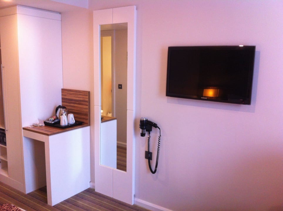 Wohnbereich gegenüber Bett Hyatt Regency London Stratford