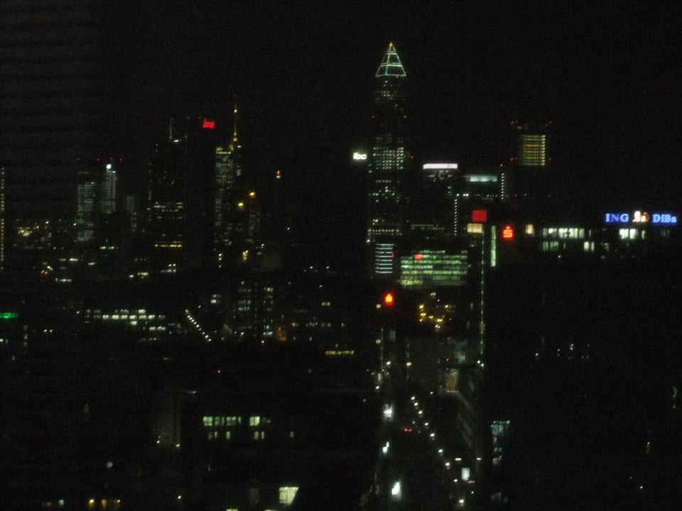 Blick aus dem Poolbereich auf die Skyline Radisson Blu Hotel Frankfurt