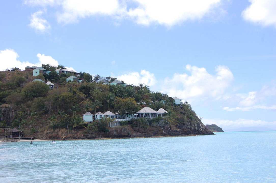 Blick vom Strand in Richtung Hotelanlage Cocos Hotel Antigua - Adults Only