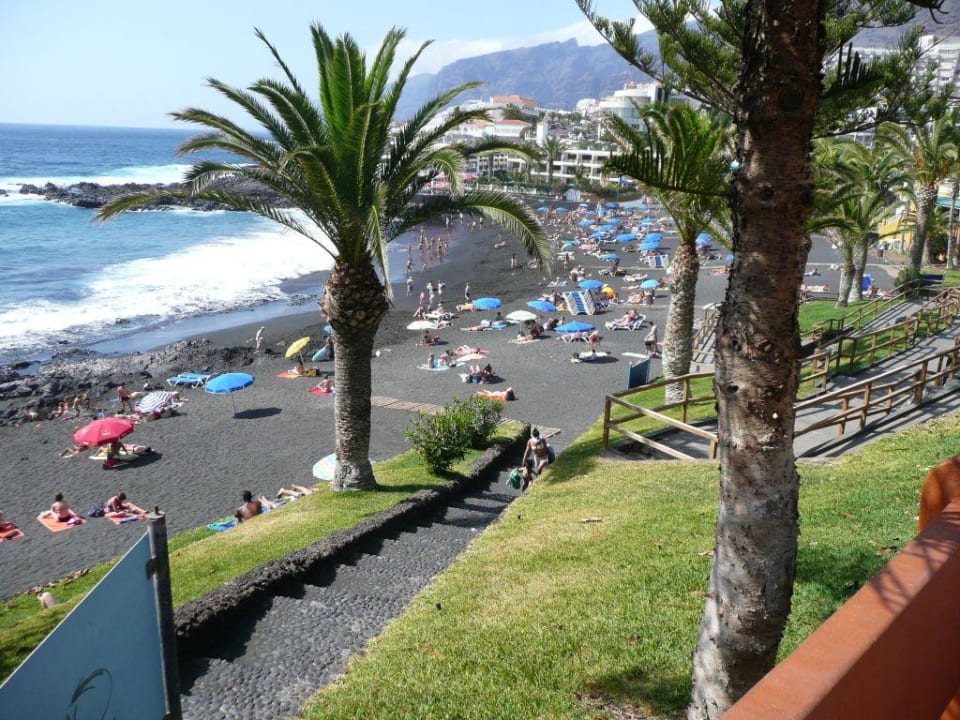 Zwart strand vlakbij hotel Landmar Playa La Arena