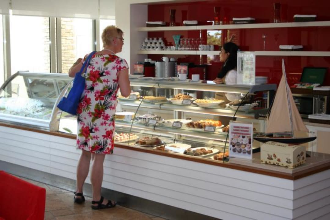 Das hoteleigene Café ist sehr gut sortiert Lara Barut Collection
