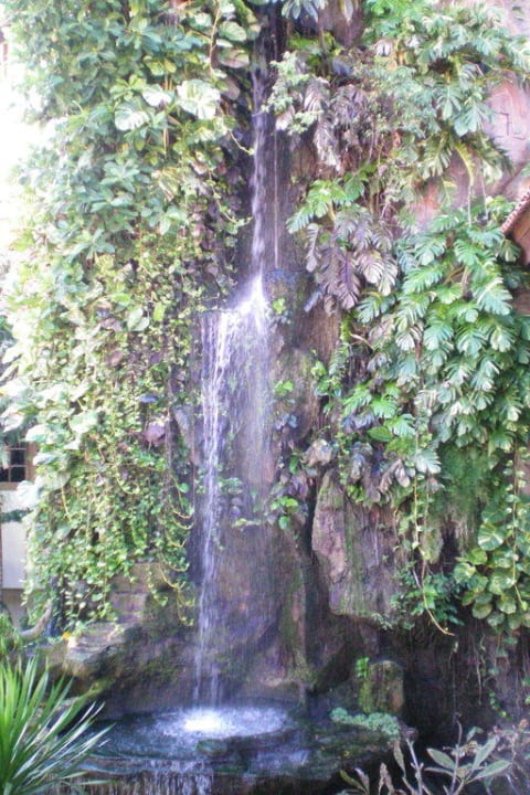 Schöner Wasserfall in der Lobby Hotel Grand Mirage Resort & Thalasso Bali