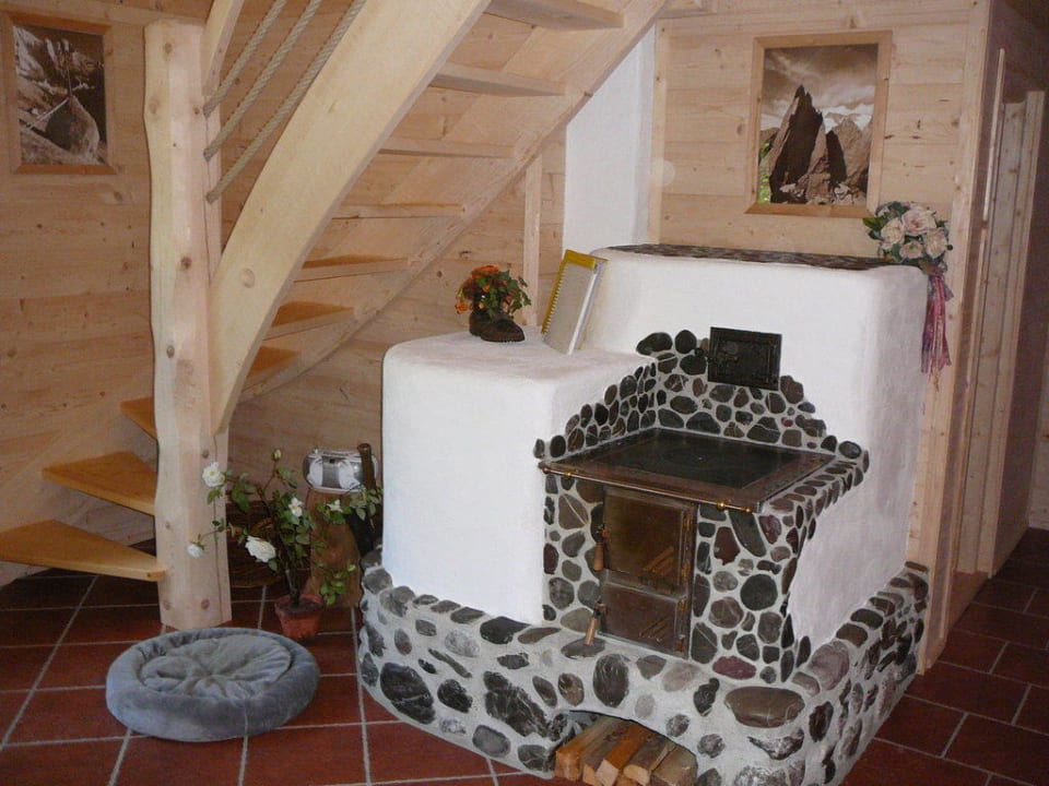 Der Kachelofen im Wohnbereich Almhütten Moll am Haldensee