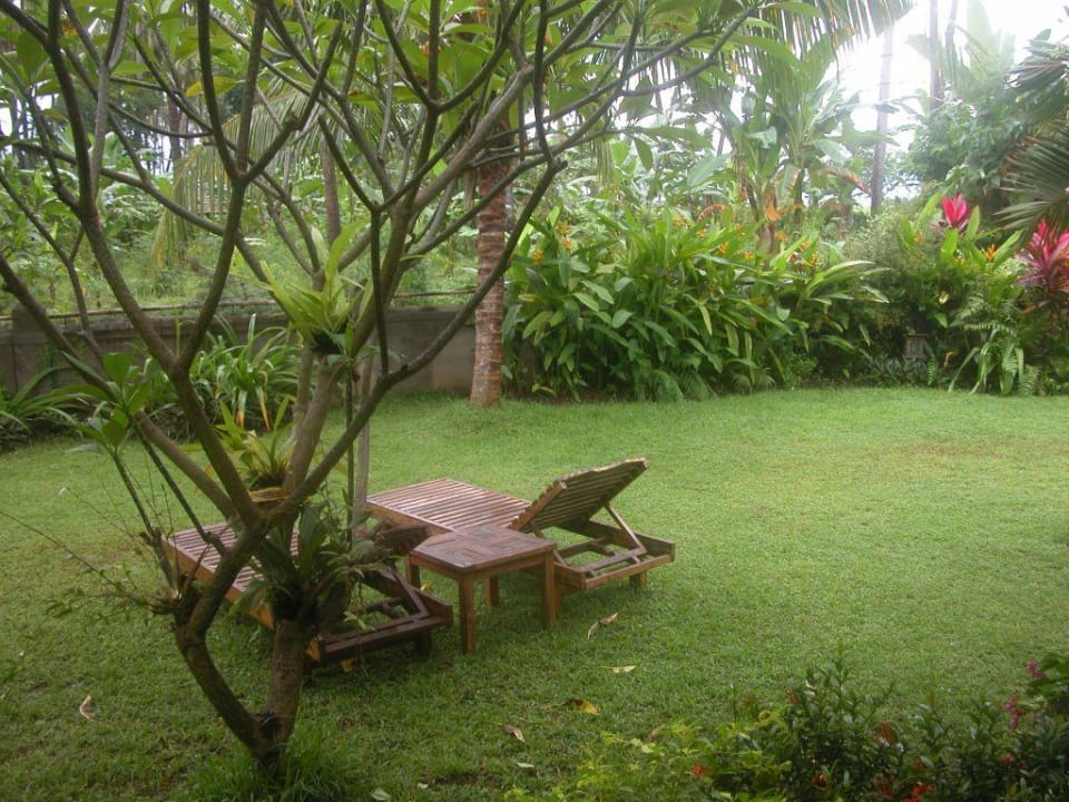 Liegestühle im Garten Saraswati Holiday House