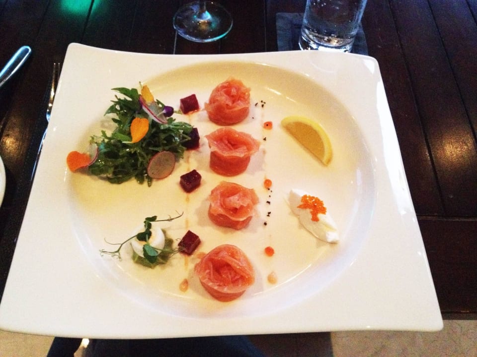 Lachs: Vorspeise im Moana Seafood Restaurant Sofitel Dubai The Palm Resort & Spa