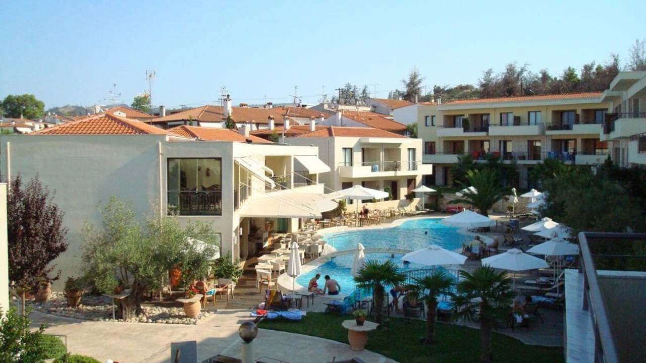 Blick vom Balkon über die Anlage Richtung Land Renaissance Hanioti Resort Residences & Spa