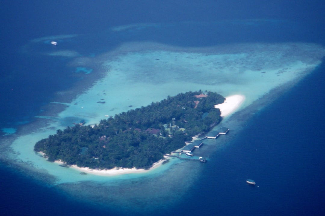 Blick aus dem Flugzeug auf die Insel Embudu Village