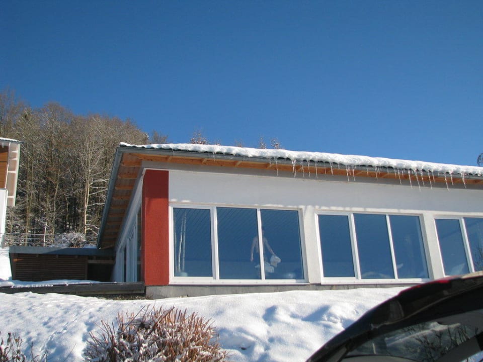 Poolanlage von der Straßenseite Thula Wellnesshotel Bayerischer Wald
