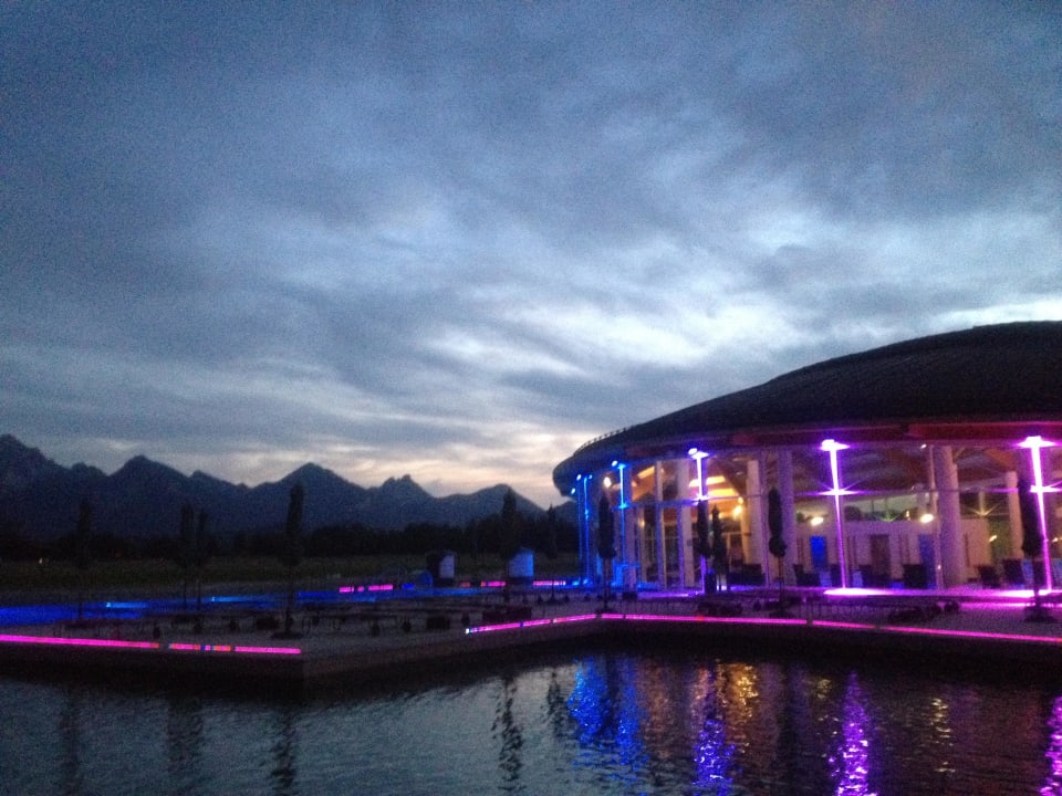 Poollandschaft abends  Hotel König Ludwig