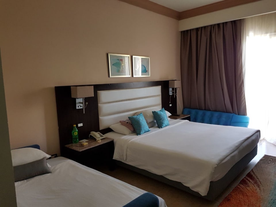 Doppelbett mit Zustellbett (Couch) Pickalbatros Palace Resort