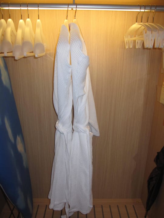 Bademäntel und Bügelbrett im Wandschrank Monte Carlo Bay Hotel & Resort