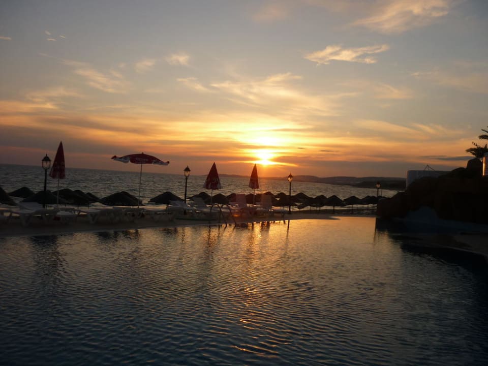 Закат у бассейна Aska Hotel Just in Beach