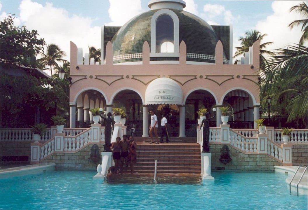 Große Poolbar  Hotel Riu Bambu