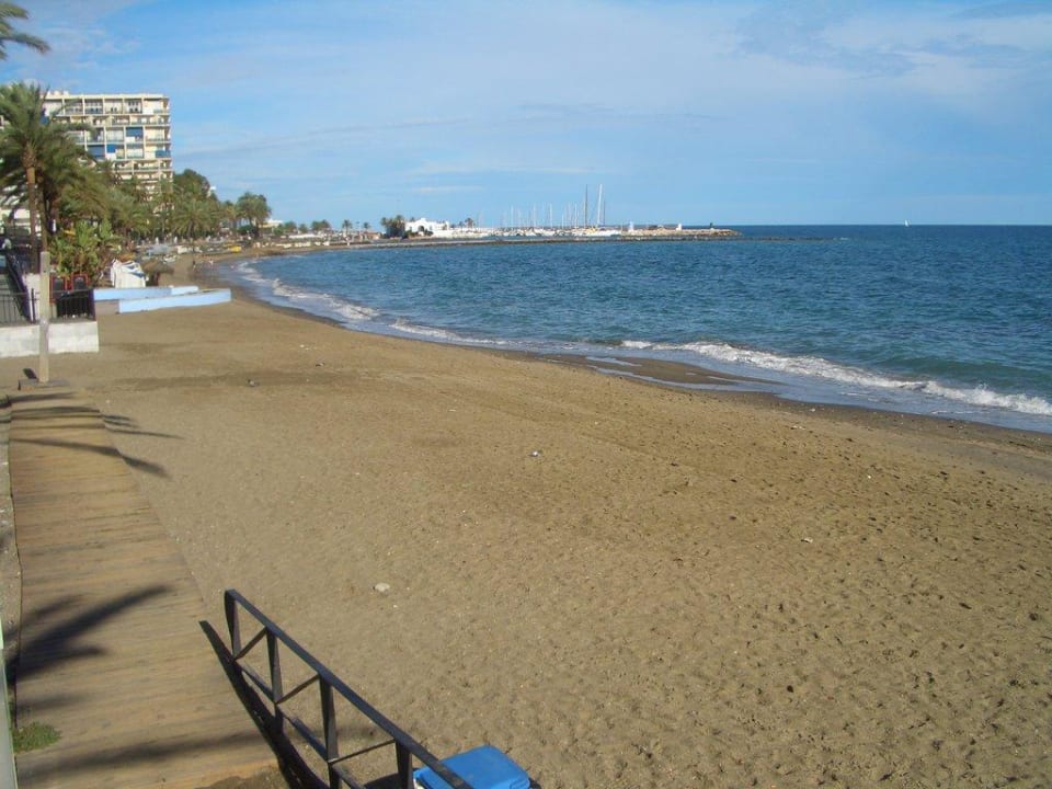 Leerer Strand am Abend Hapimag Resort Marbella