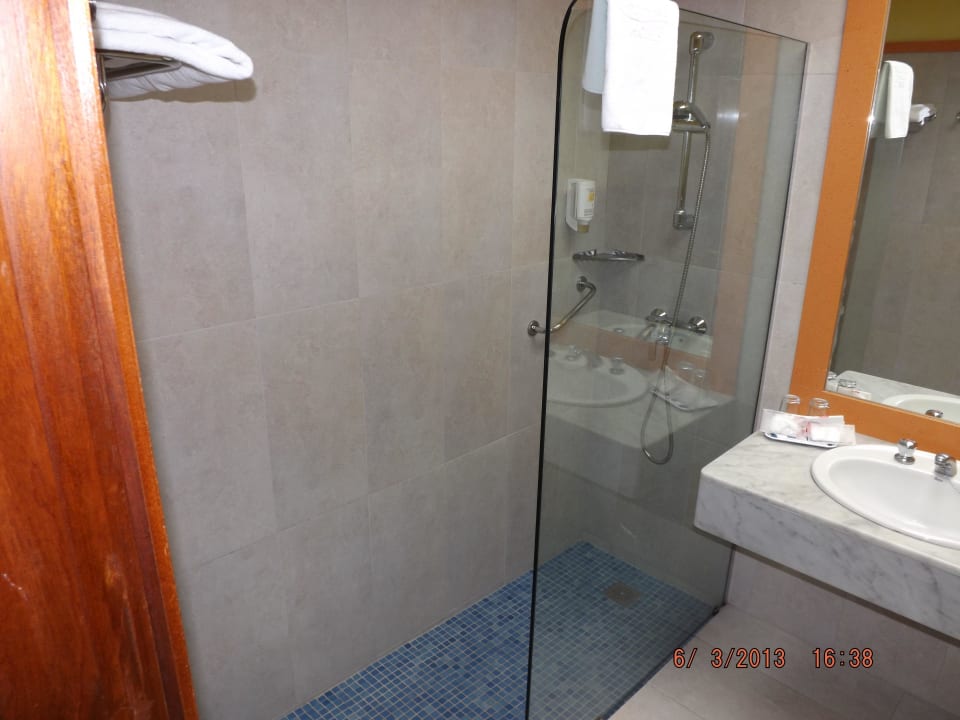 Dusche allsun Hotel Lucana