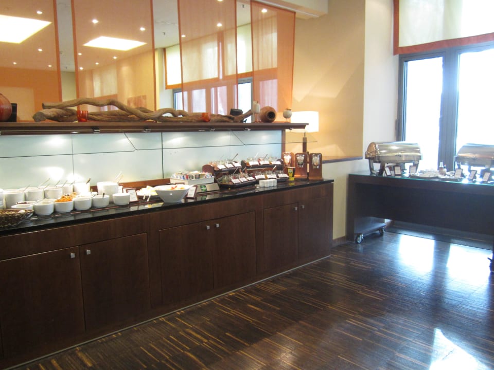 Ein wirklich umfangreiches Frühstücksbuffet AMERON Köln Hotel Regent