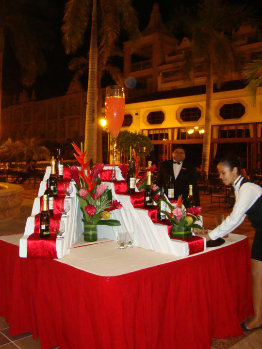 Vor dem Abendessen einen Aperitif genießen Hotel Riu Palace Riviera Maya