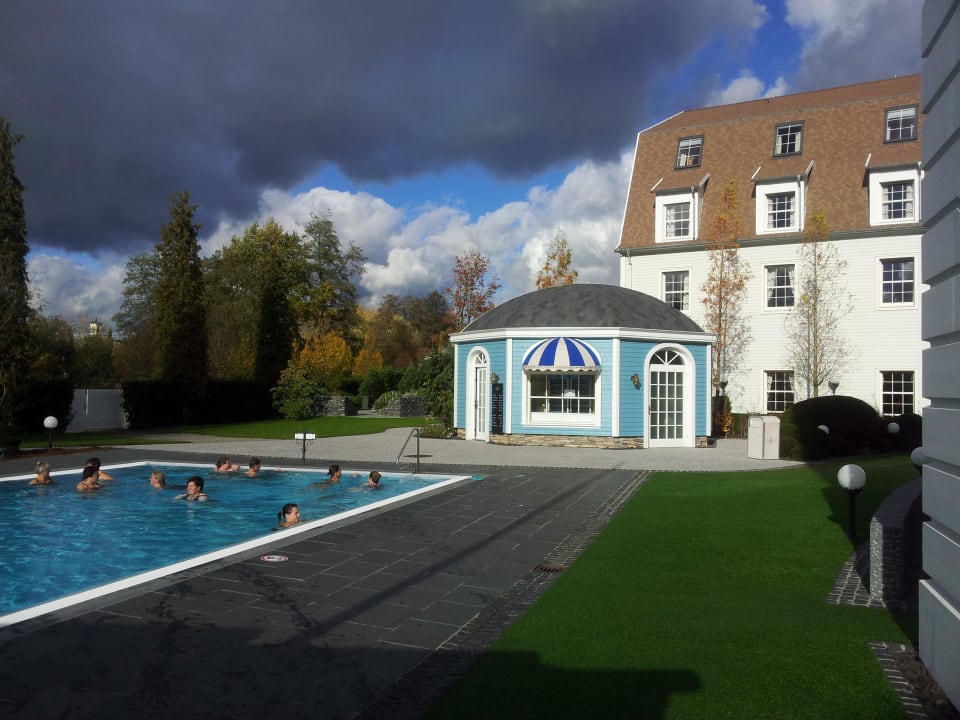 Hallen-Freibad und Liegebereich draußen Hotel Bell Rock Europa-Park