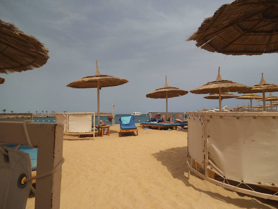 Sauber und gepflegter Strand, Handtücher incl. Beach Albatros Resort