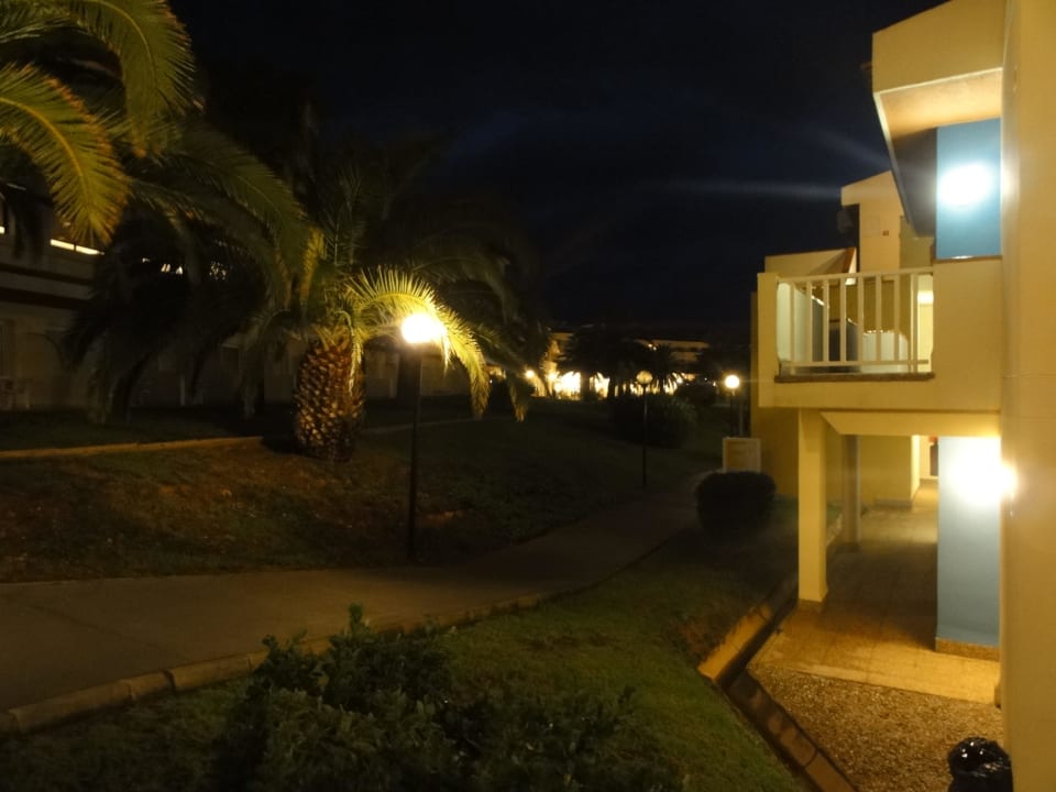 Hotelgelände bei Nacht... blau punta reina