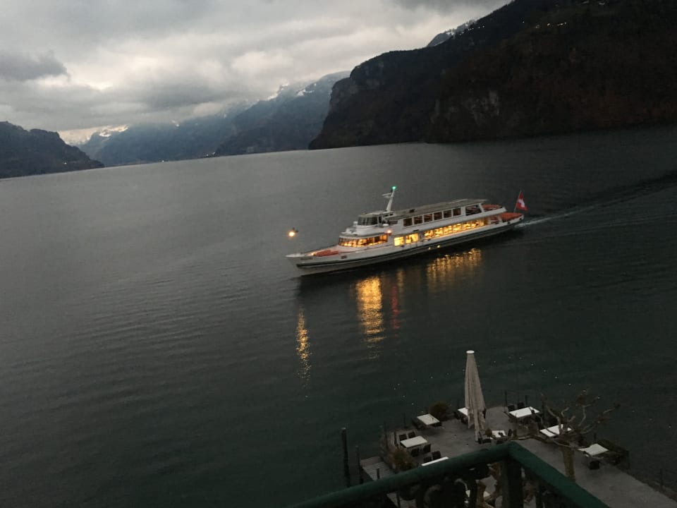 Ankunft eines Kursschiffes frühmorgens Seehotel Waldstätterhof Swiss Quality
