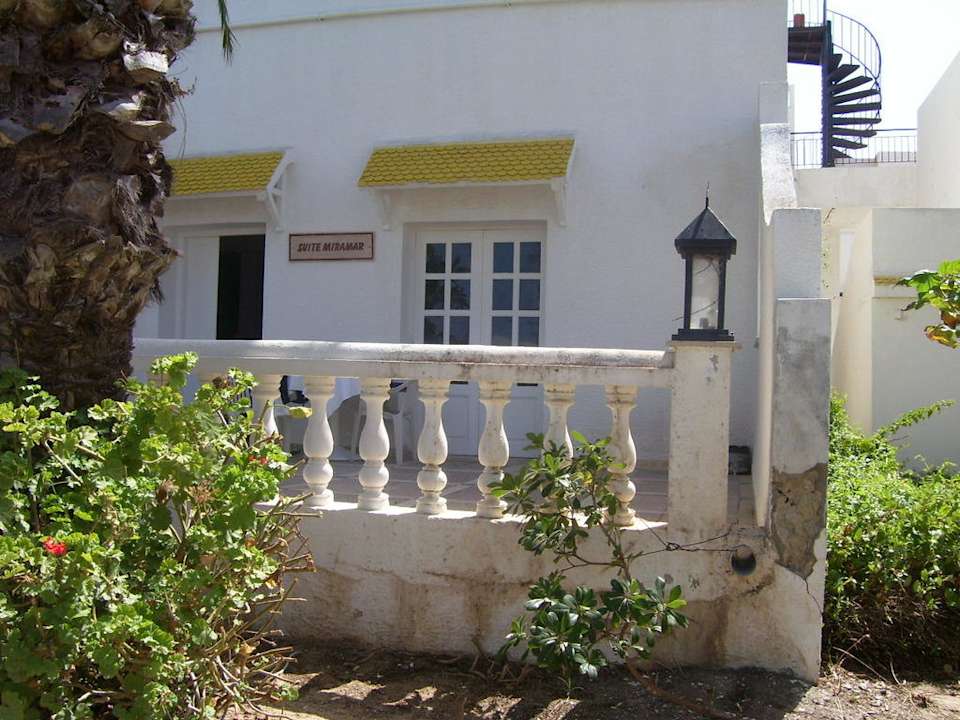 Abfallender Putz an den Gebäuden Alassio Hotel and Thalasso