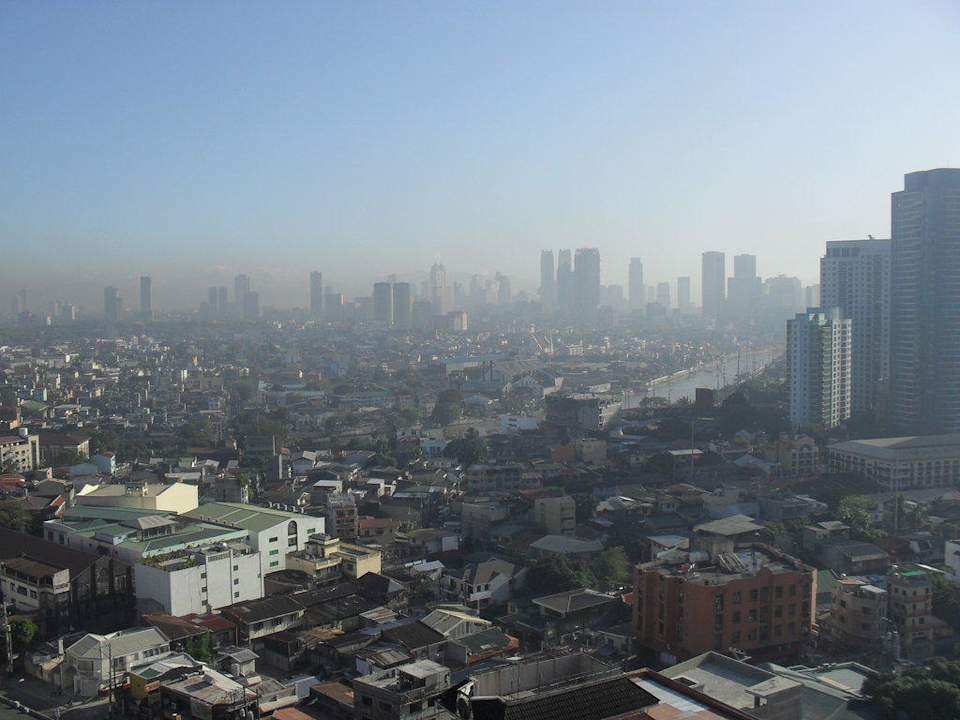 Blick auf die City Manila bei Smog Makati Prime Tower Suites