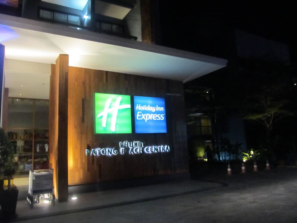 8 Holiday Inn Express Phuket Patong Beach Central