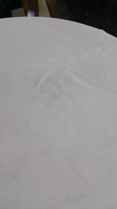 Die Tischdecken wurden dreckig aufgedeckt. Minos Imperial Beach Resort Milatos Crete