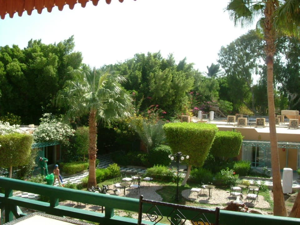Hotelgarten von der Restaurantterrasse aus gesehen Giftun Azur Resort