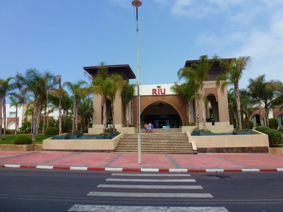 Eingang vor der gegenüberliegenden Straßenseite Hotel Riu Palace Tikida Agadir