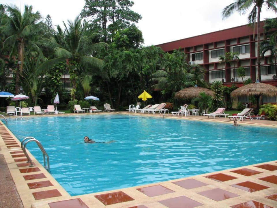 Schwimmingpool. Basaya Beach Hotel & Resort