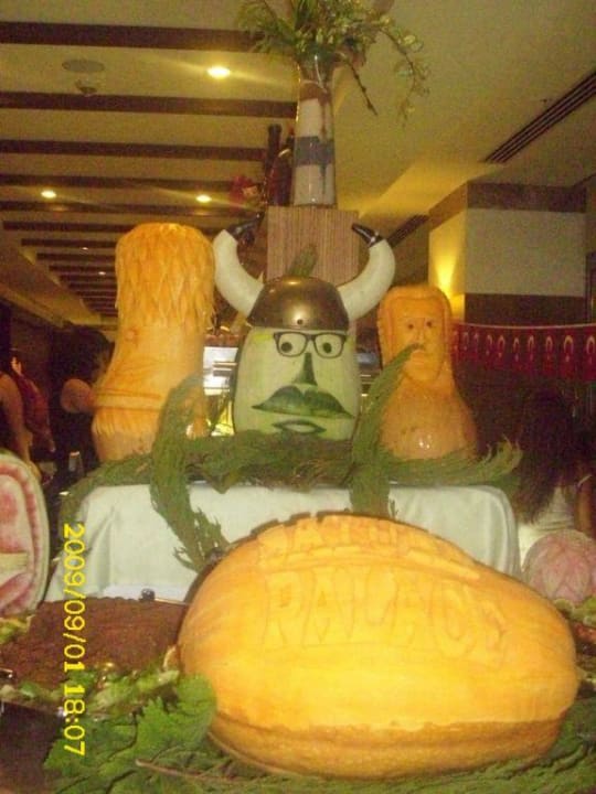 Büffetverzierung Saturn Palace Resort Hotel