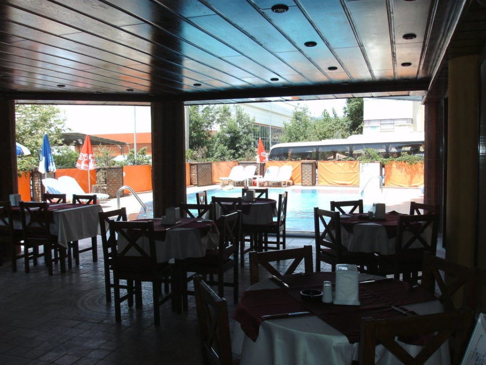 Terrasse mit Poolanlage und Liegen Atak Apart Hotel