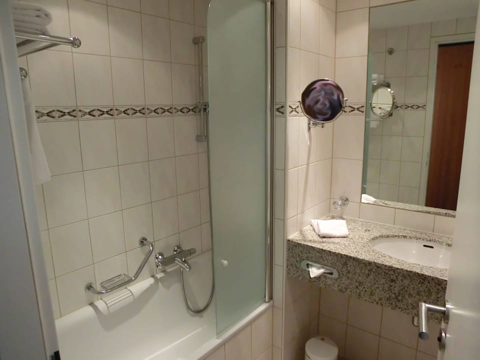 Badewanne-Dusche-Waschbecken Courtyard by Marriott Berlin City Center